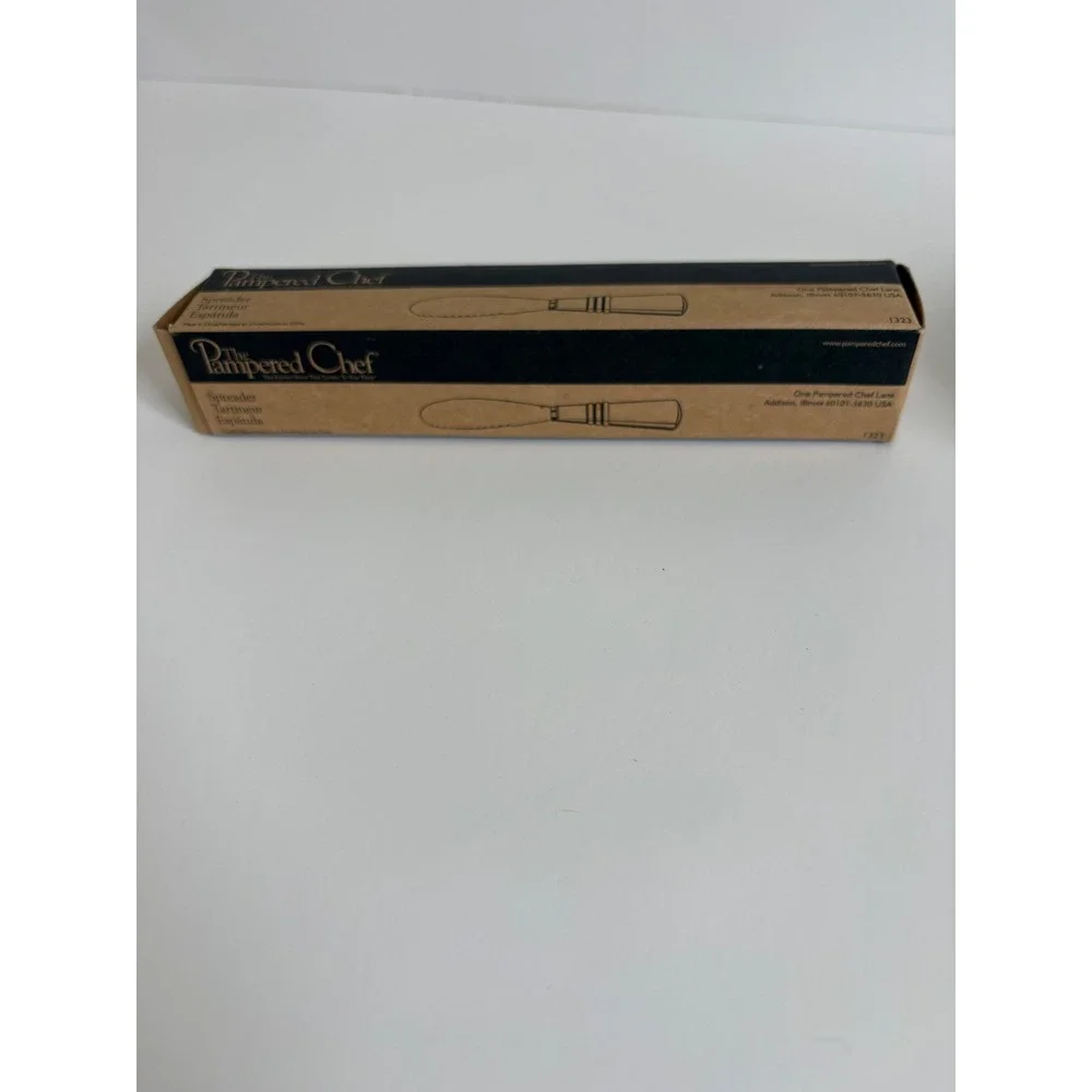 Pampered Chef NEW Spreader 1323 Stainless Steel Serrated Blade Cream‎ Handle